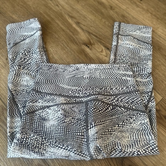 Lululemon In Movement Crop 21” in Gray White Pattern Size 4 EXCELLENT CONDITION - Picture 3 of 6